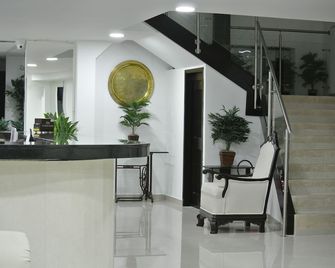 Hotel San Martin - Armenia - Receptionist