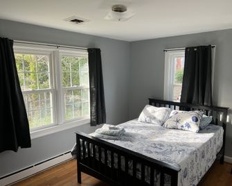 Tri - Level Residential Home; Pet Friendly, Wifi, Off Street Parking 4 Bedroom Home by RedAwning - Norfolk - Habitación