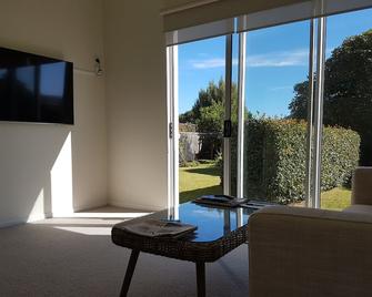 Central Self Contained 1 Bedroom Apartment - New Plymouth - Living room