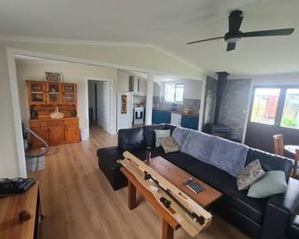 A completely off grid accommodation for up to 4 adults for 260 per night - Tenterfield - Wohnzimmer