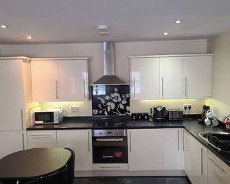 1 Bed Flat - Sleeps 4 - Parking - Wifi - Luton - Kitchen