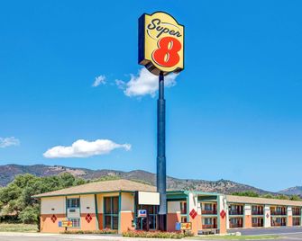 Super 8 by Wyndham Yreka - Yreka - Gebouw