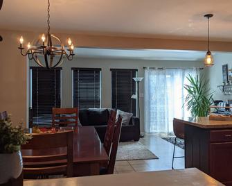 Spacious New Townhouse - 10 mins from PSU - State College - Comedor