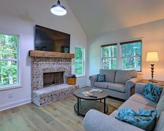 Riverfront with Arcades & Firepit, No Service Fee! - Dahlonega - Living room