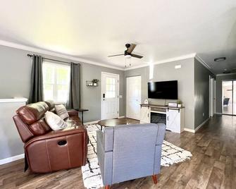 Northern Michigan Vacation Getaway - Alanson - Sala de estar