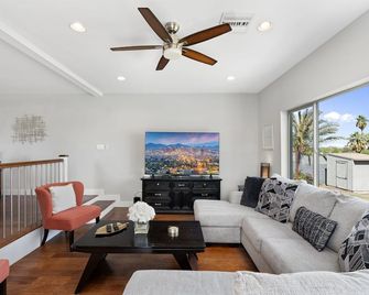 Walk To Hiking Views - 5br - Remodeled - Phoenix - Wohnzimmer