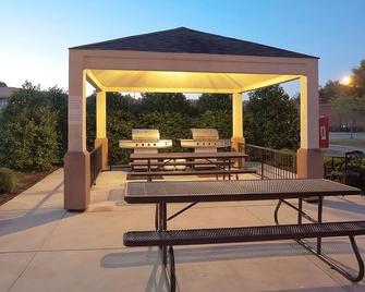 Affordable Suite w/ Full Kitchen – Perfect for Work or Family Stays - Libertyville - Patio