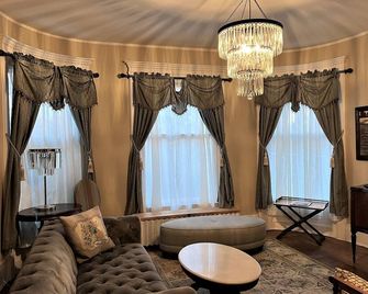 Downtown Mansion near Notre Dame - South Bend - Living room