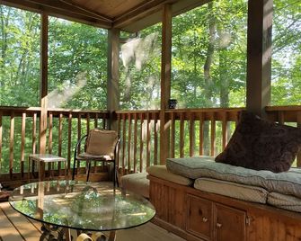 Cozy Cabin on 11 acres w/ Lake&Mtn Views. wifi, great cell svc. & moderated AC. - Bristol (Tennessee) - Balkon
