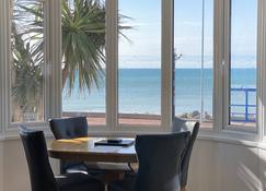 Worthing Beach 180 - 2 Bed Seafront Apartment With Private Parking - Worthing - Spisesal