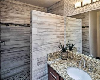 Lake Havasu Home: Heated Pool & Golf Course Views - Lake Havasu City - Bathroom