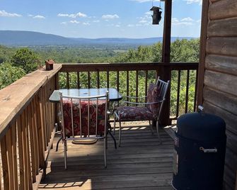 The Romantic LOVE NEST mountain Log Cabin w/ Lake view-5 minutes from the beach! - Tuskahoma - Balcony