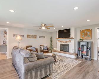 Dog-friendly Ranch Retreat ~ 5 Mi to Denver! - Wheat Ridge - Sala de estar