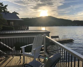 Picturesque Lakefront Cottage - Cuba - Balcón