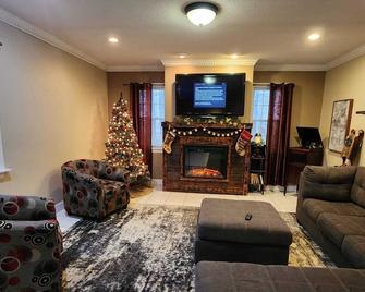 Family Fun On The Farm - Hampton - Living room