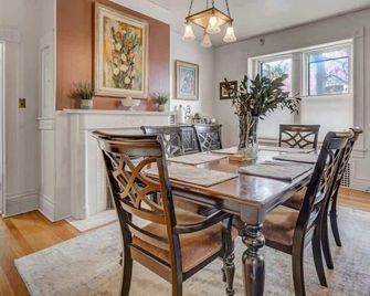 Tiger Lair Walk To CC Historic Downtown Cos 4br - Colorado Springs - Dining room