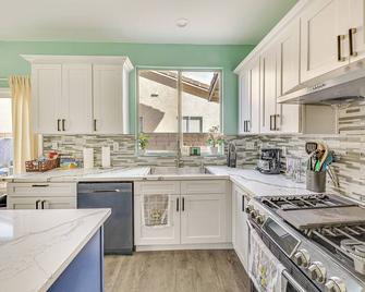 Spacious Lake Elsinore Home w/ Pool & Hot Tub! - Lake Elsinore - Kuchyň