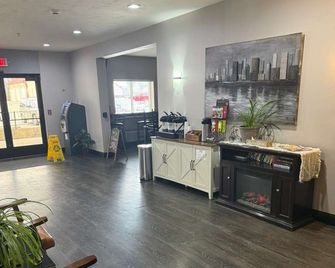 Fairbridge Inn & Suites Williston Near Airport - Williston - Receptionist