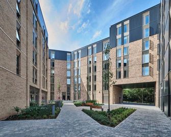 For Students Only The Oaks in Coventry - Coventry - Building