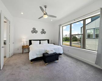 Luxury Downtown Home with Rooftop Deck And Skyline View - Angleton - Schlafzimmer