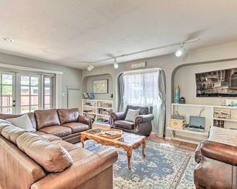 Delightful Family Getaway with Covered Patio! - Tucson - Wohnzimmer