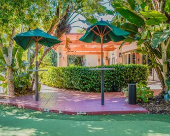 Uptown Oasis San Jose Airport - San Jose - Teren de golf