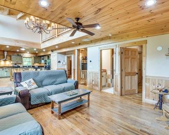 Expansive Sky Valley Lodge with Mountain Views! - Dillard - Wohnzimmer
