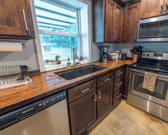 Live Oaks Lodge Retreat with 8-12 Sleeping Capacity - Emporia - Cucina