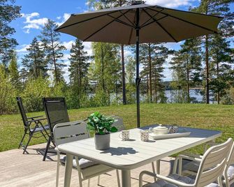Nice Home in Vaestervik With Lake View - Västervik - Patio
