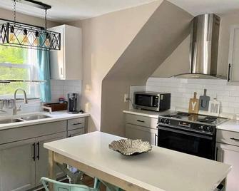 Serenity Studio, Adorable and Spacious Studio with Full Kitchen - High Point - Kitchen