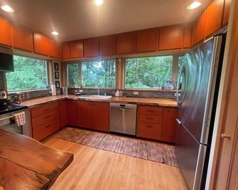 Beautiful, peaceful mountain view cabin. - Arlington - Keuken