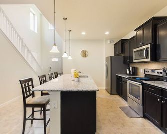 Luxury 6BR Villa in Windsor at Westside Resort - Kissimmee - Dapur