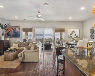 Sunserra at Crescent Bar - on Golf Course - Amazing Columbia River views - Quincy - Вітальня