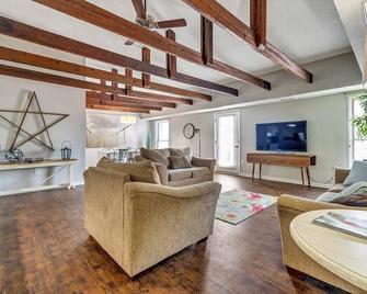 The Post Loft- In the Heart of Downtown Statesboro - Statesboro - Living room