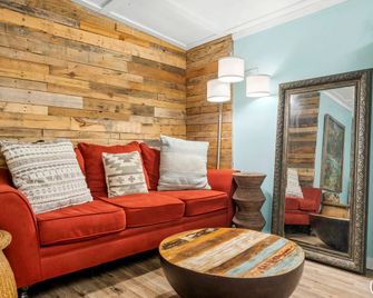 Zen Studio by Beach Haven Vacation Rentals - Panama City Beach - Living room