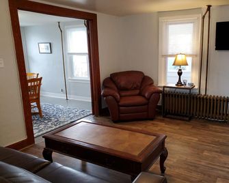The Grape Vine Duplex - Seneca Falls - Wohnzimmer