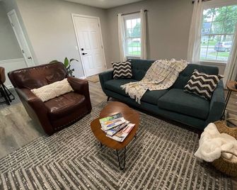 Tranquil Retreat,family & Pet Friendly, 2 Miles Mtsu, 4.5 Miles Seigel Complex! - Murfreesboro - Living room