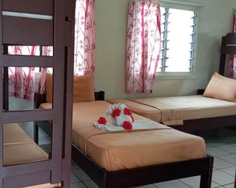 Tropicana Motel & Backpackers - Luganville - Bedroom
