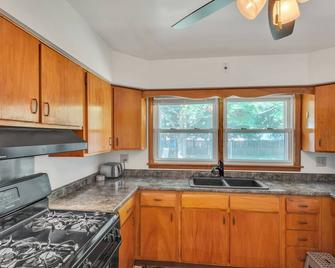 Rama's Abode - Family-Friendly Retreat home - Michigan City - Kitchen