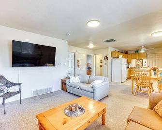 Mtn Views and Private Courtyard Home in Pueblo West - Pueblo West - Living room