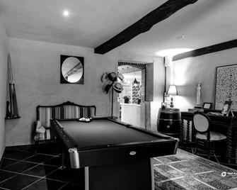 Grand Gite des Trois Mousquetaires Swimming pools and reception room. - Laas