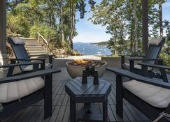 Seas the Bay Ocean View Suite - Brentwood Bay - Binnenhof