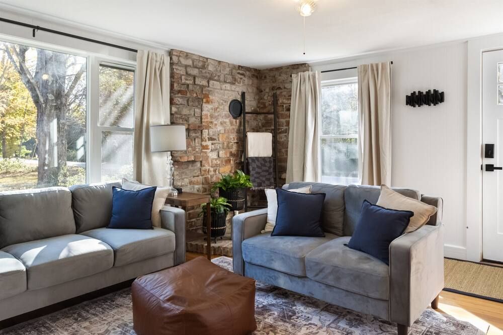 Rustic Vermont retreat w/ mini golf & kayak - Dorset - Living room