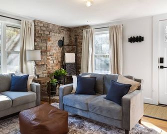 Rustic Vermont retreat w/ mini golf & kayak - Dorset - Living room