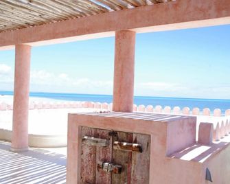 Qambani Luxury Resort - Pingwe - Balcón