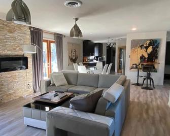 Newly Remodeled Modern - Downtown Roanoke -walk to dining/shopping/movie house - Roanoke - Living room