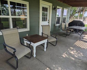 Rustic Wine Country Farmhouse - Walla Walla - Patio