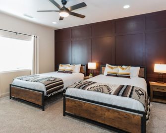 Red Rock Hangout: 5 min to Antelope & Horseshoe + Hot Tub + Firepit + Game Room - Page - Yatak Odası