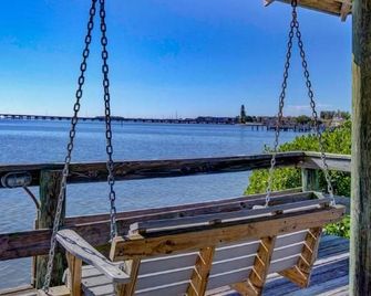 Heated Pools and Fishing Dock - Beautiful Coastal Sanctuary - Bradenton Beach - Balkon