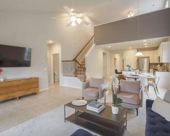 Family friendly w/ beautiful pool, SPA, and BBQ terrace! - Tomball - Obývací pokoj